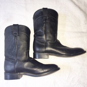 Justin Jr’s “3702y” black leather western boots